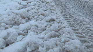 «Вывозом снега никто не хочет заниматься»: на ул. Крупской и Юбилейной снежные массы перекрывают движение 