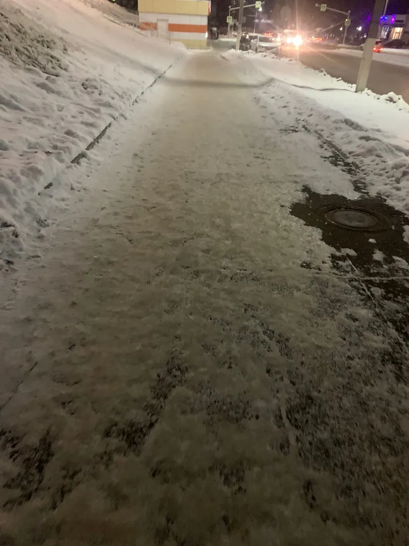 В Нижнекамске пешеходные дорожки превратились в каток