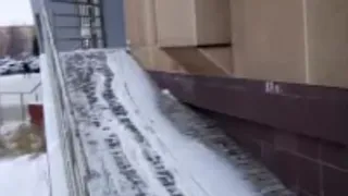 «С коляской слабо подняться?»: на Химиков вместо пандуса скользкая горка