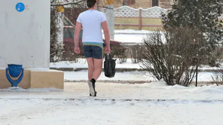 В Нижнекамске по улицам бегает парень в футболке и обнимает прохожих девушек