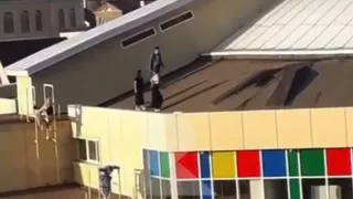 Как и зачем? Полиция проведет проверку после прогулки молодежи по крыше цирка