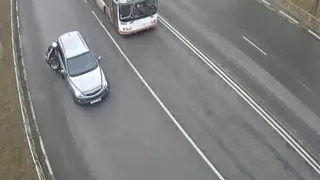 Утренняя авария с участием мотоциклиста попала на видео