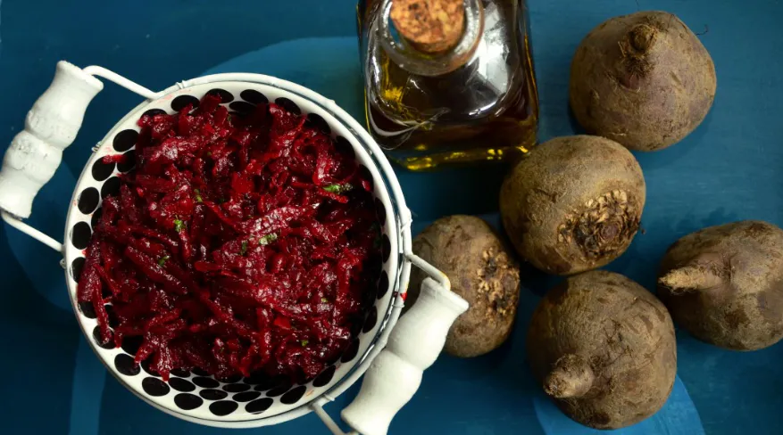 Свеклу можно приготовить всего за 15 минут: она станет сочнее, а вкус ярче — секрет от шеф-повара