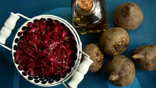 Свеклу можно приготовить всего за 15 минут: она станет сочнее, а вкус ярче —  секрет от шеф-повара