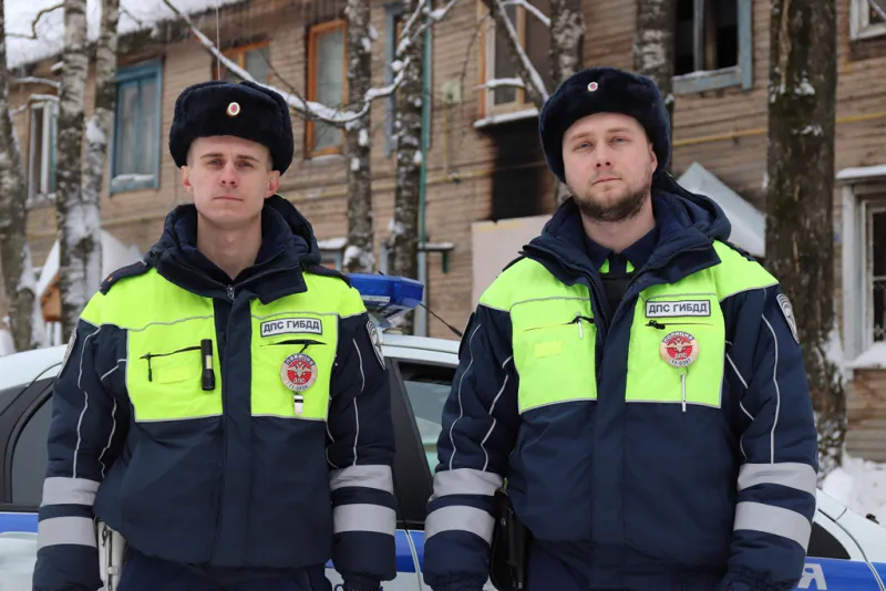 Полицейские Коми помогли жильцам многоквартирного дома эвакуироваться во время пожара