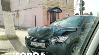 На Площади Ленина водитель «Пежо» врезался в «Гранту»