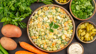 Салат «Змеиное кольцо»: в разы лучше классического «Оливье» — за это угощение символ года благословит в 2025