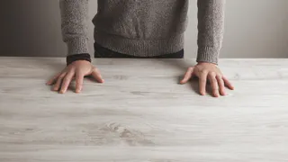 Стоит копейки, но даже лучше ламината: пол тёплый даже в ванной — стелить 7 минут, а служит вечно