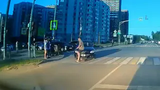 В Дядькове ребенок на самокате чуть не попал под колеса автобуса и легковушки