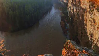 Девочка разбилась насмерть, упав со скалы в Челябинской области