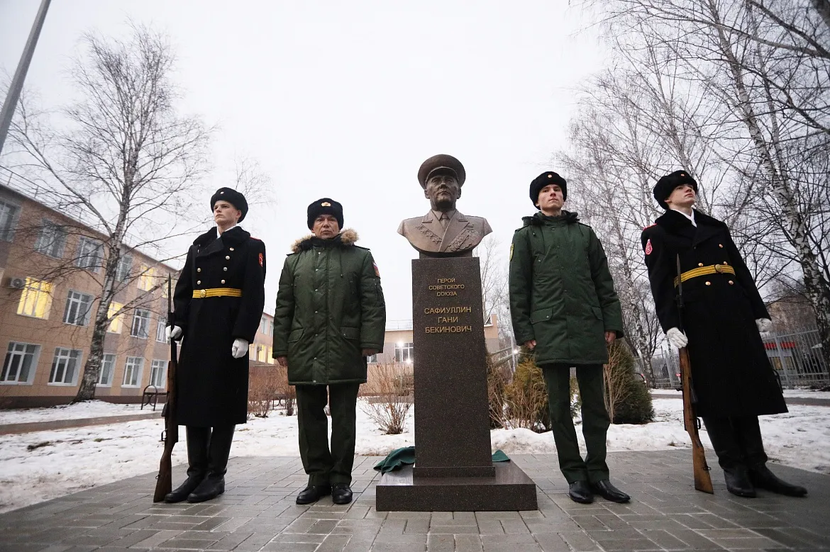 В Нижнекамске открыли памятник Герою Советского Союза