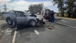 Обломки усеяли всю дорогу: в Шиловском районе грузовик разнес на части капот "Митсубиши Л200"