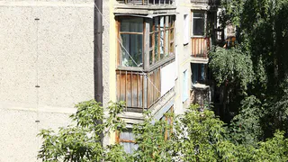 Сломал ребра и стопу: в Рязани мужчина выпал с балкона