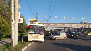 Заблокированы 2 полосы: на Московском шоссе в Рязани попал в ДТП троллейбус