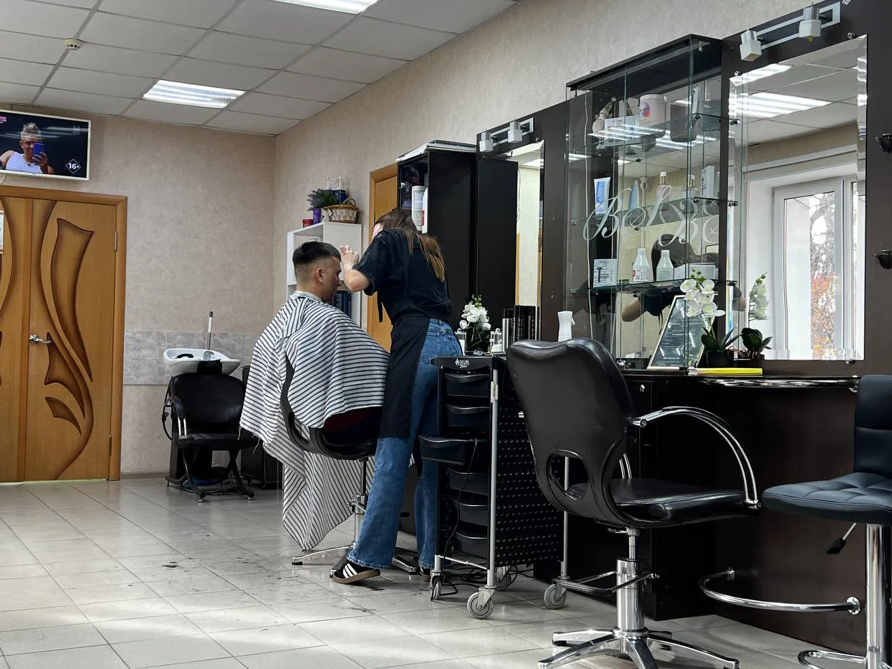 Смешиваем 4 продукта с кухни — и на голову: вот как боремся с «серебром» в волосах — и пряди укрепляем
