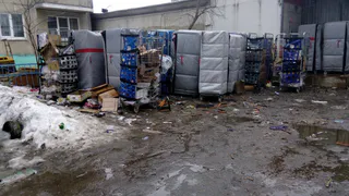 Бардак на улице Новоселов - работники магазина выбрасывают мусор на улицу