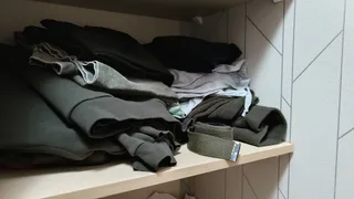 Кладу таблетку в шкаф и все благоухает свежестью — как избавить одежду от затхлого запаха