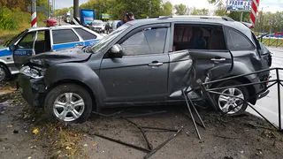 В Рязани водитель грузовика въехал в иномарку: фото с места ДТП