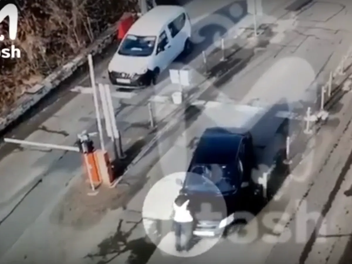 Лихач на тёмной "Гранте" наехал на охранника в казанском технополисе "Химград"