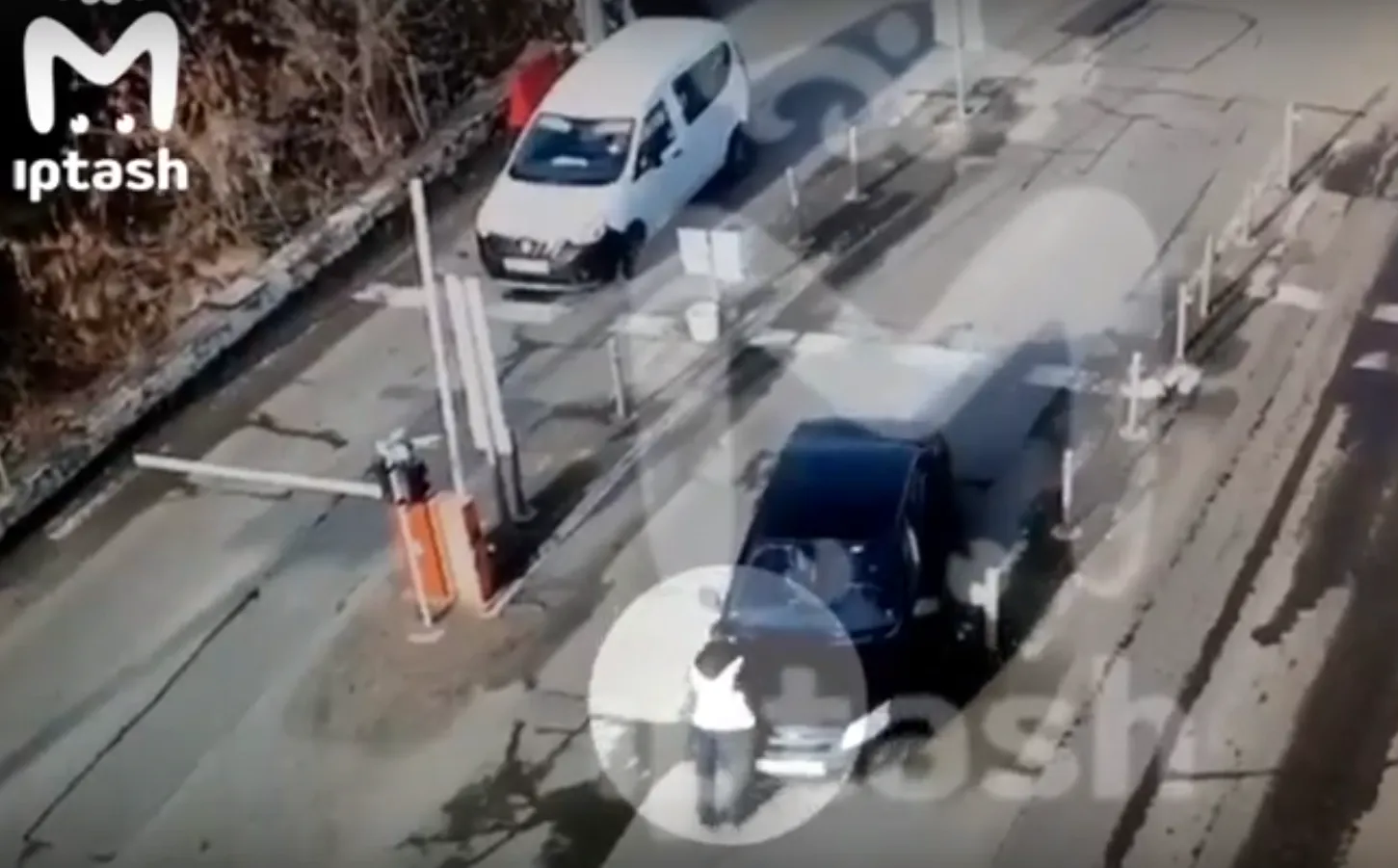 Лихач на тёмной "Гранте" наехал на охранника в казанском технополисе "Химград"