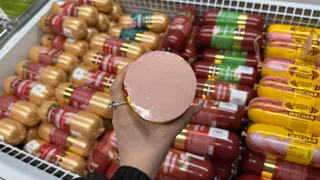 100% чистое мясо, никакой подделки: в Роскачестве назвали лучшую колбасу для салата "Оливье"