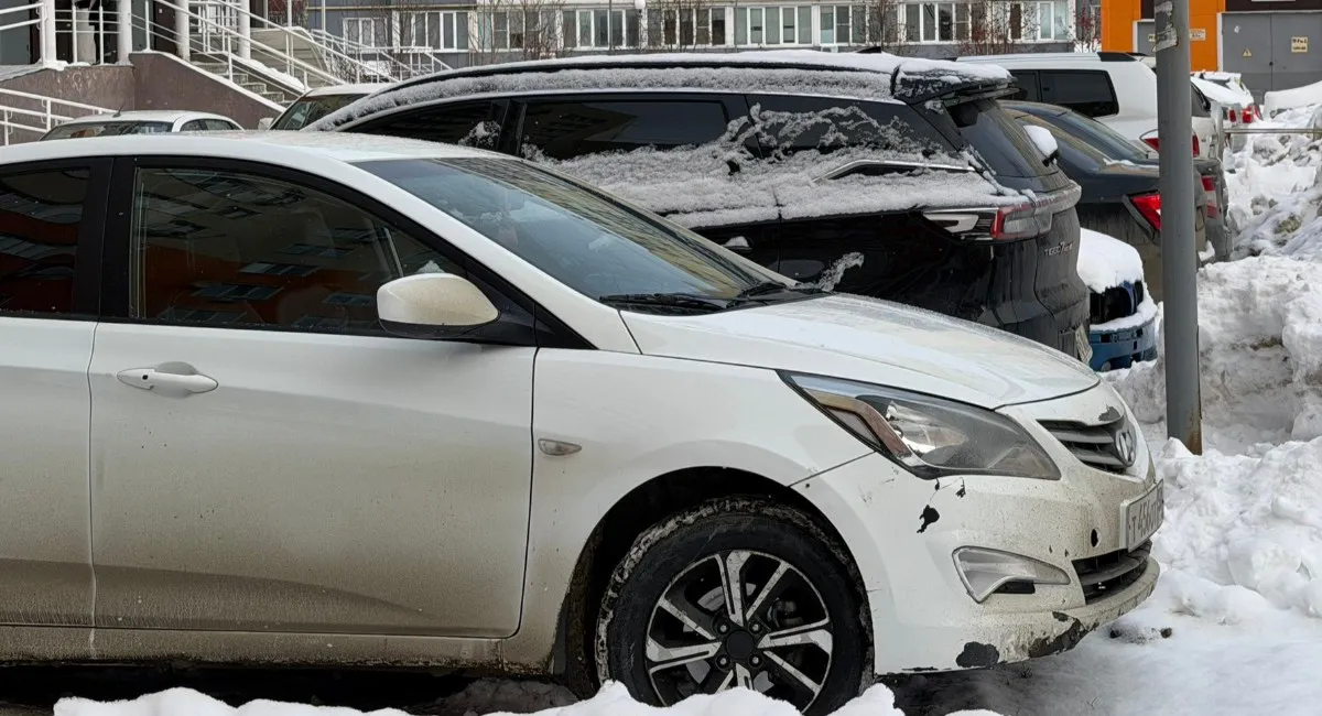 Зачем производители наносят на лобовые стекла авто черные точки и узоры: эксперт назвал причину - вот чем они помогают водителям