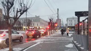За вечер в Рязани на Театральной площади пострадали два десятка машин