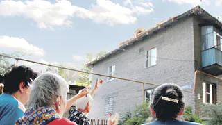 Драма в двух действиях: в Ворошиловке капремонт крыши  закончился трагедией