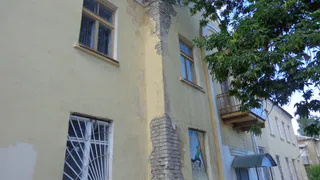 На улице Гоголя на прохожих падает штукатурка с дома