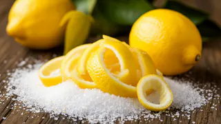 Беру лимонные корки и кладу в соль — весь июнь не нарадуюсь этой хитрости: гениальный лайфхак для мудрых хозяек