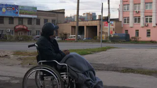 Личная история: мужчина в инвалидной коляске живет на улице