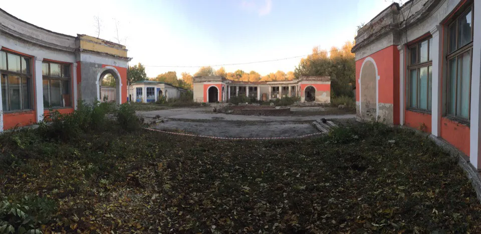 «Приходилось разгребать ночлежки бомжей и собирать сотни мешков мусора» – активист о восстановлении ансамбля Торгового городка