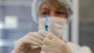 Российские учёные создали вакцину от рака. Но лечить она будет не всех