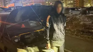 "Назад в 90-ые?": в Магнитогорске молодые люди попытались утащить аккумулятор из автомобиля