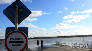 В селе Троица из-за паводка закрыли понтонный мост