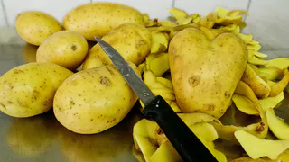 Зачем французские хозяйки замораживают очистки от картофеля? Есть 4 необычных способа их применения