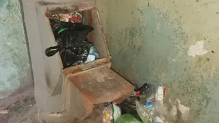 Проблема с душком: в Нижнекамске жители складывают мусор прямо в подъезде 