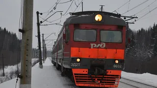 На ЖД-переезде столкнулись автомобиль и электричка