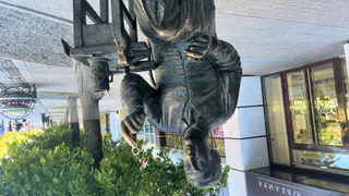 24-летняя пензячка вставила палец в кольцо бронзового ювелира и вышла замуж