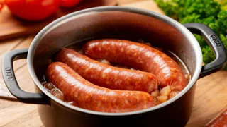 Школьный повар рассказала, как почистить сардельки за 5 секунд. И надо ли вообще снимать оболочку