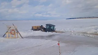 В Коми фронтальный погрузчик провалился под лед на переправе