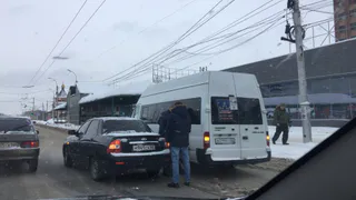 На Московском шоссе столкнулись Лада Приора и маршрутка