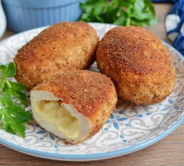 Котлеты сыром не испортишь. А украсишь