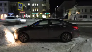 Парковочный хаос у налоговой – машины оставляют на пешеходном переходе