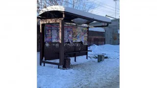 Крыша остановочного павильона на Каракозова в Пензе пропускает снег