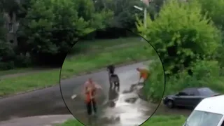 Взяв в руки лопаты и метлы дорожные рабочие в Рязани разгоняли лужи на дорогах