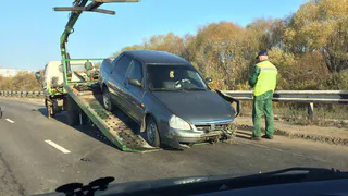 На Северной окружной приора влетела в отбойник
