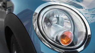 Как отполировать фары на авто до блеска: всего 1 продукт для чистоты за 30 секунд