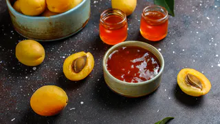 Абрикосовое варенье "по-Ташкентски": из-за особой варки сироп получается медовым, а плоды остаются целыми