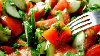 Эксперты предостерегают: любимый летний салат может быть опасен